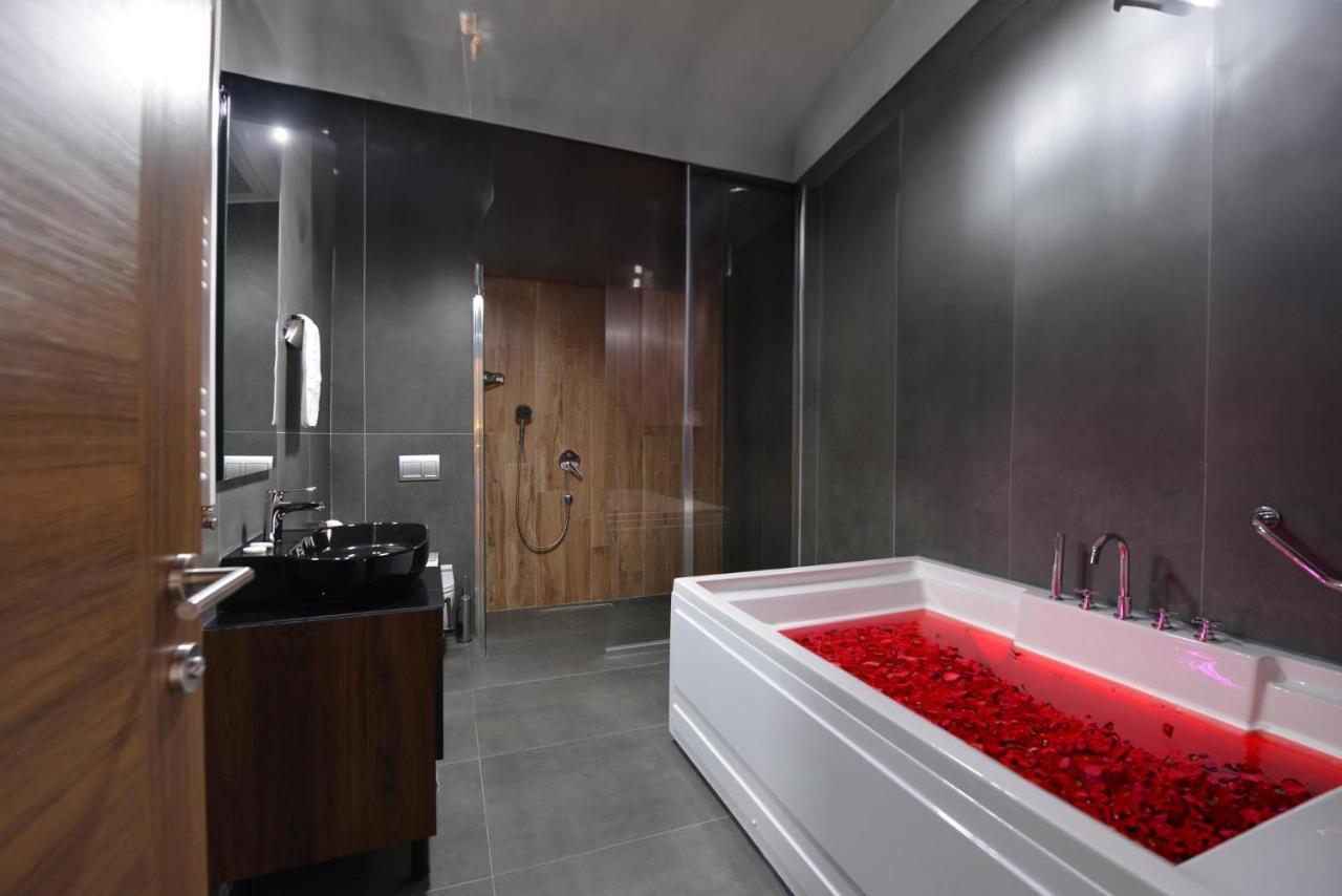 Arnavutkoy Istport Garden Hotels מראה חיצוני תמונה A bathroom with a shower and a bathtub
